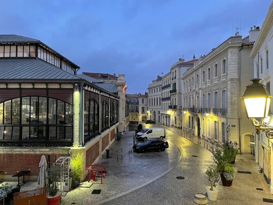 Vue Sur La Place Des Halles, Art Apparts เบซิเยร์ ภายนอก รูปภาพ